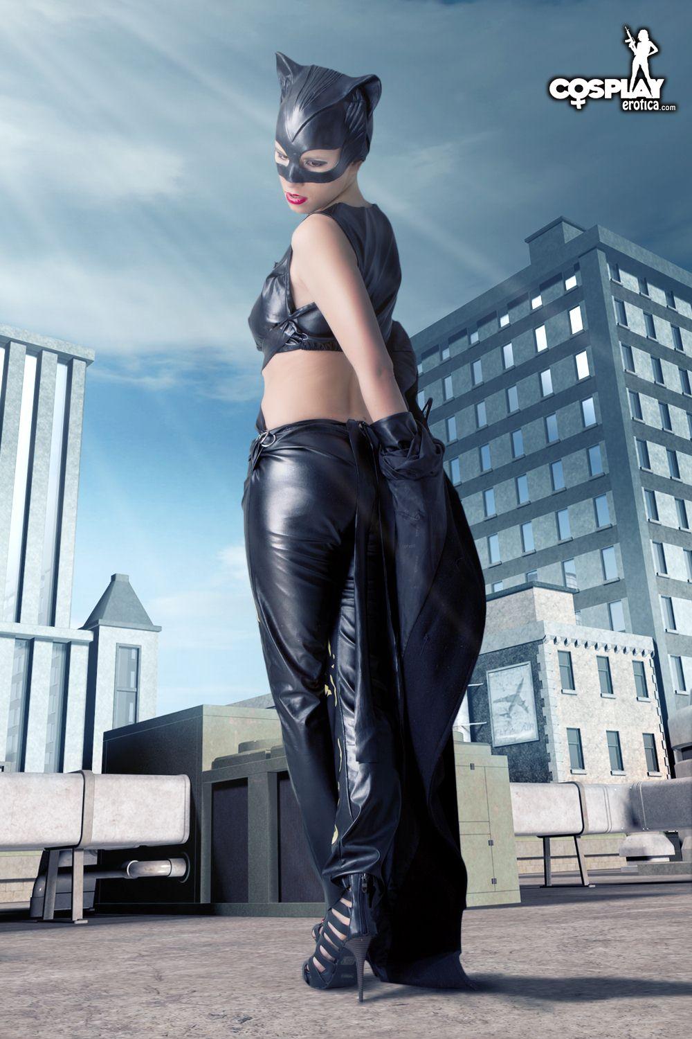 Sexy cosplayer cassie si veste come catwoman
 #53704038
