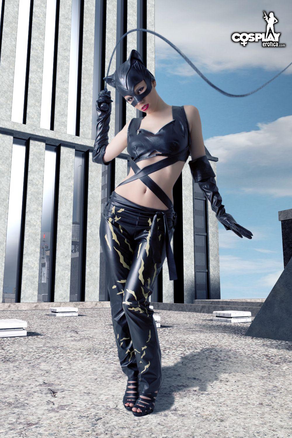 Sexy cosplayer cassie si veste come catwoman
 #53704101