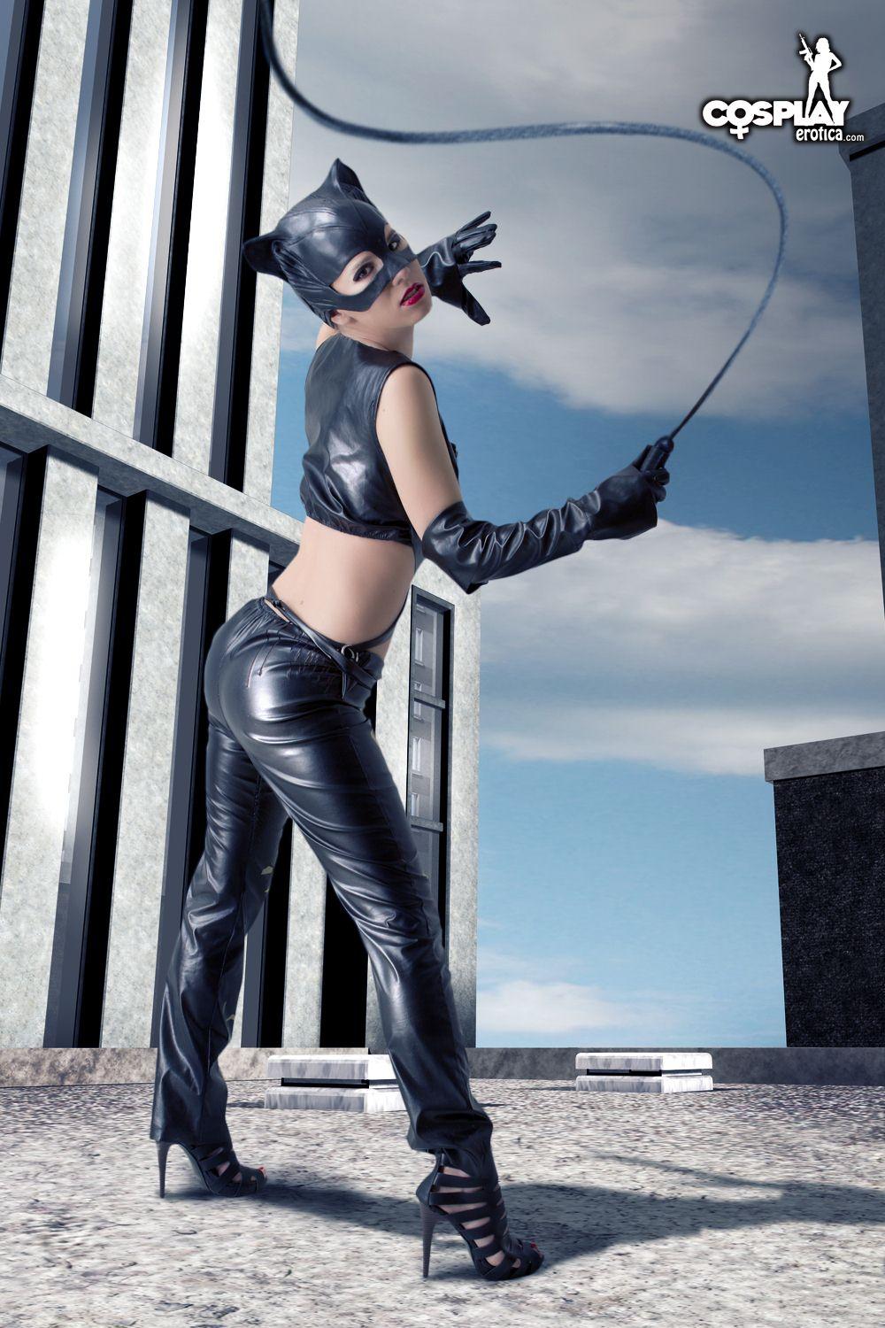 Sexy cosplayer cassie si veste come catwoman
 #53704150