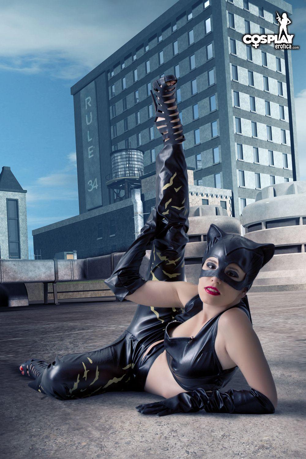 Sexy cosplayer cassie si veste come catwoman
 #53704388