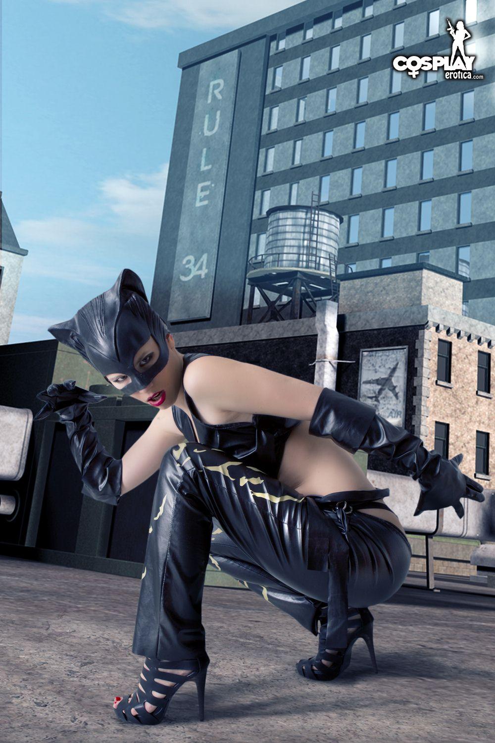 Sexy cosplayer cassie si veste come catwoman
 #53704458