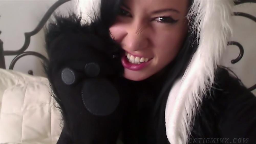 Freaky catie minx ist ein böser kleiner Pandabär, der sich mit dem Finger zum Orgasmus bumst
 #53723324