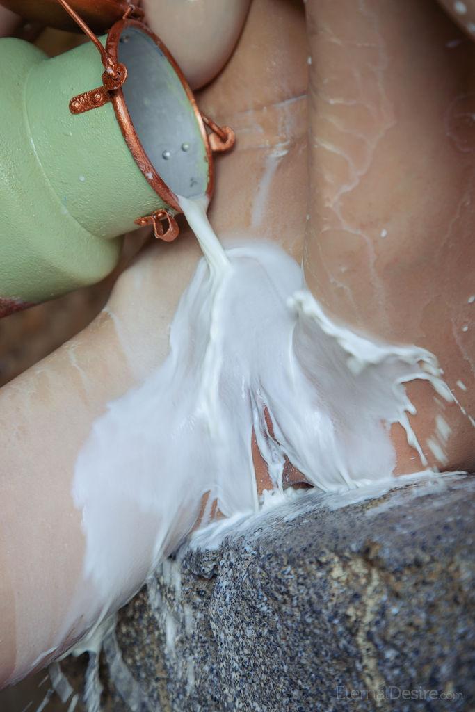 Mila azul, une fille de la campagne, renverse le lait et fait des dégâts.
 #59543900