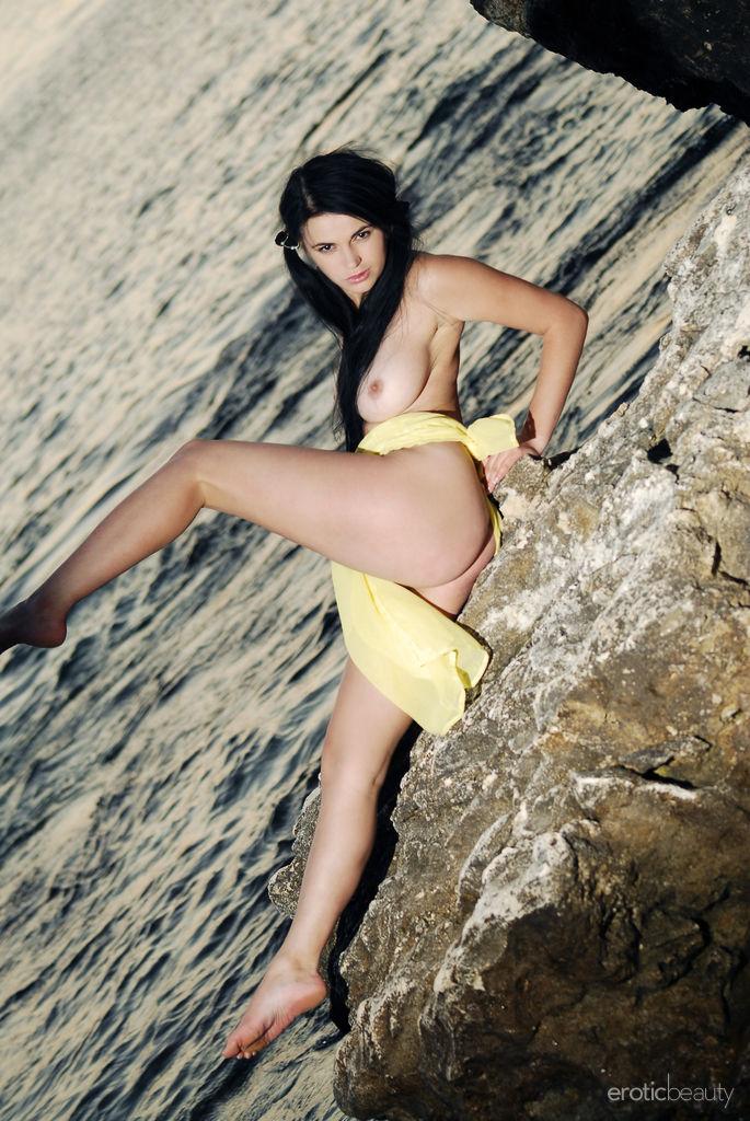 Busty babe janet streift nackt auf den Felsen
 #60362761