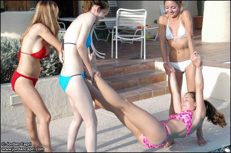 Quattro ragazze giovani calde nei loro bikini
 #55622823