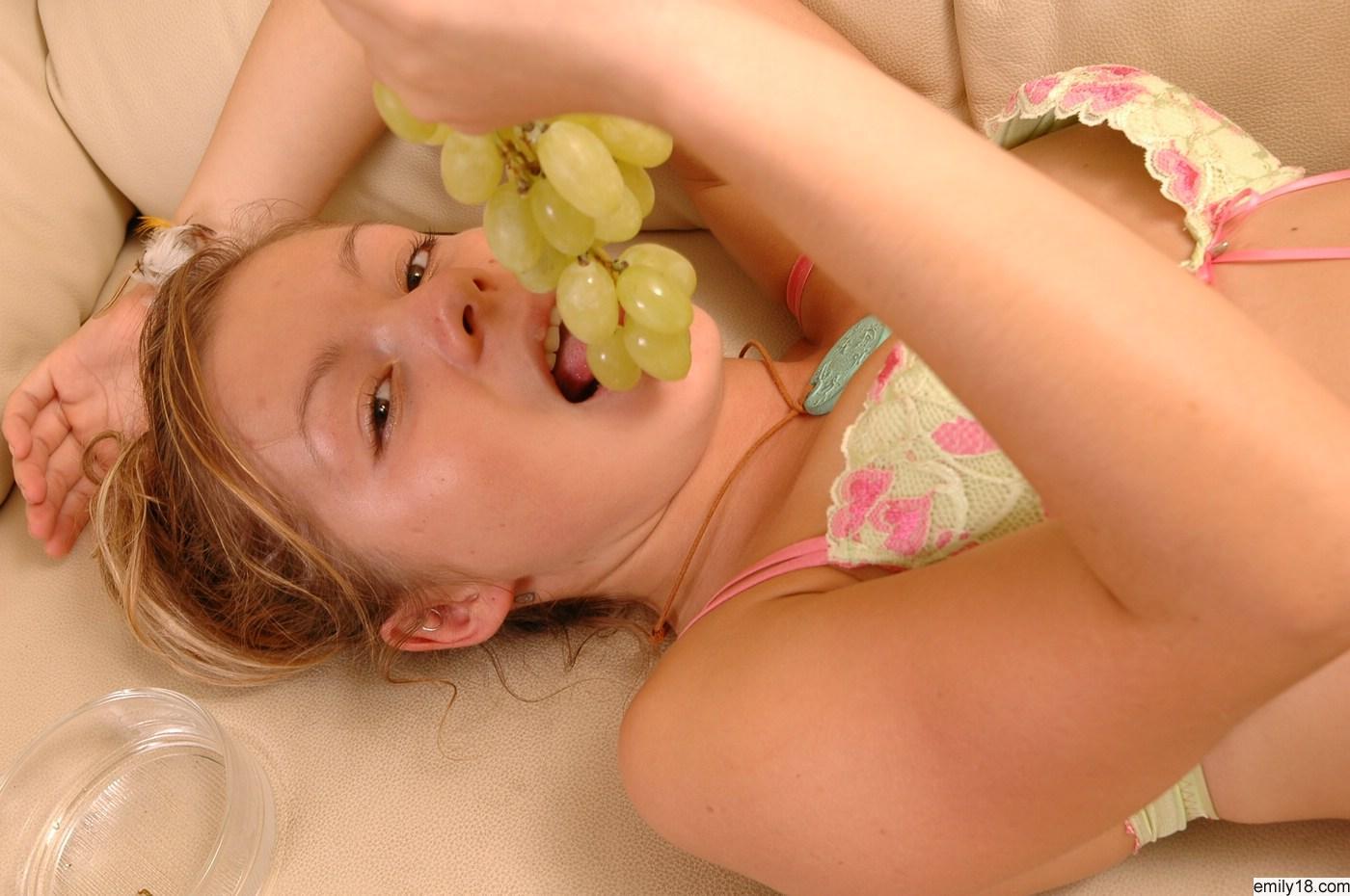 La jeune emily 18 mangeant des raisins, seins nus.
 #54209649
