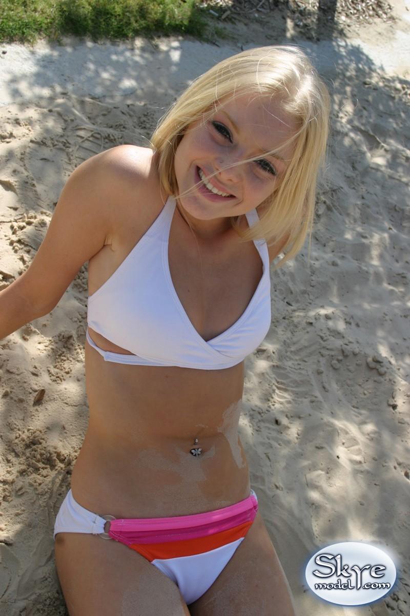 Skye giovane bionda ama prendere in giro nel suo piccolo bikini
 #59830163