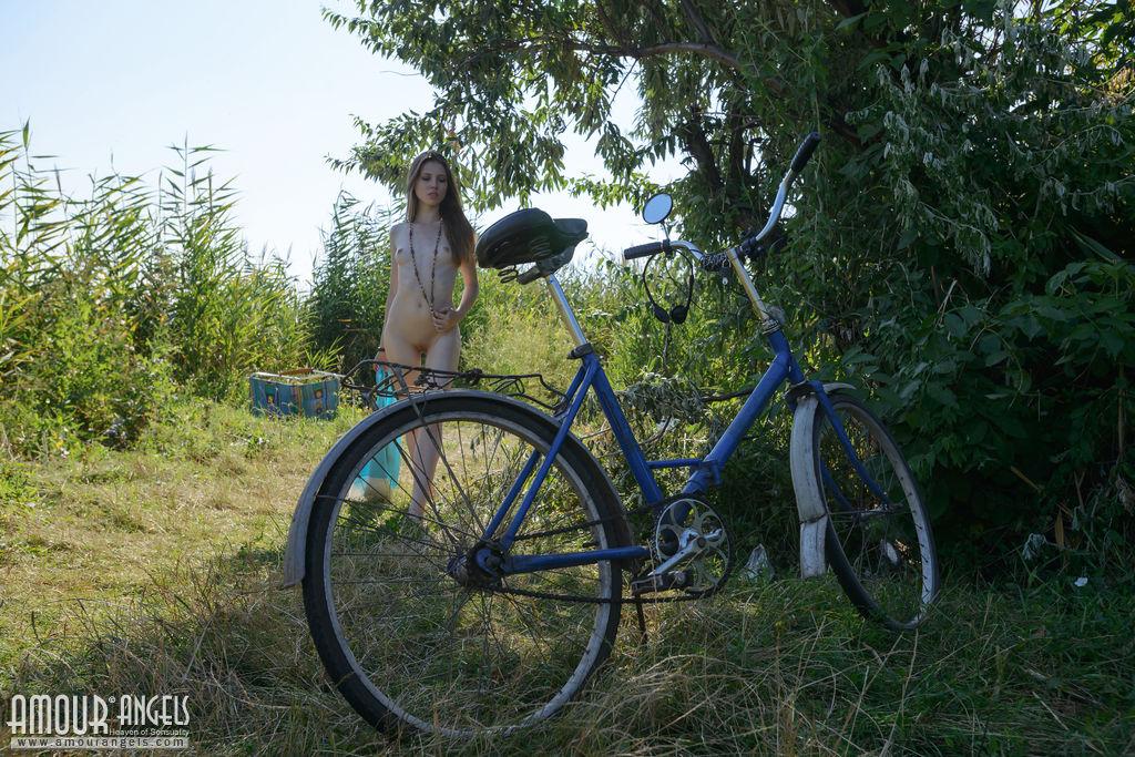 Heißes Teenie catalina zieht sich nackt mit ihrem Fahrrad aus
 #60237853