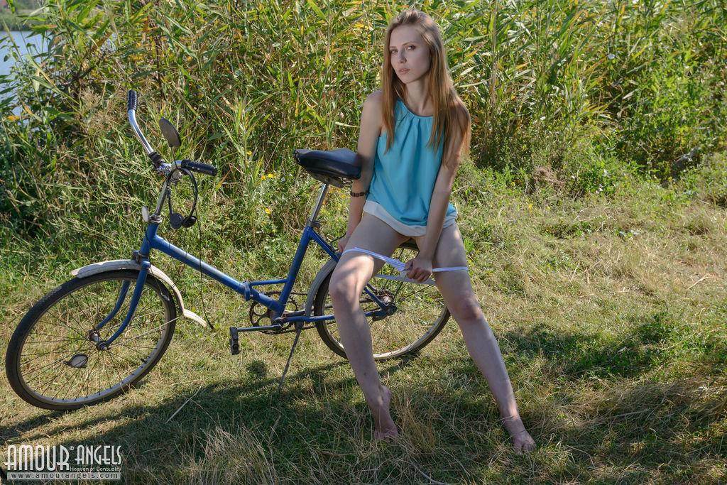 L'adolescente sexy Catalina si spoglia nuda con la sua bicicletta
 #60237938