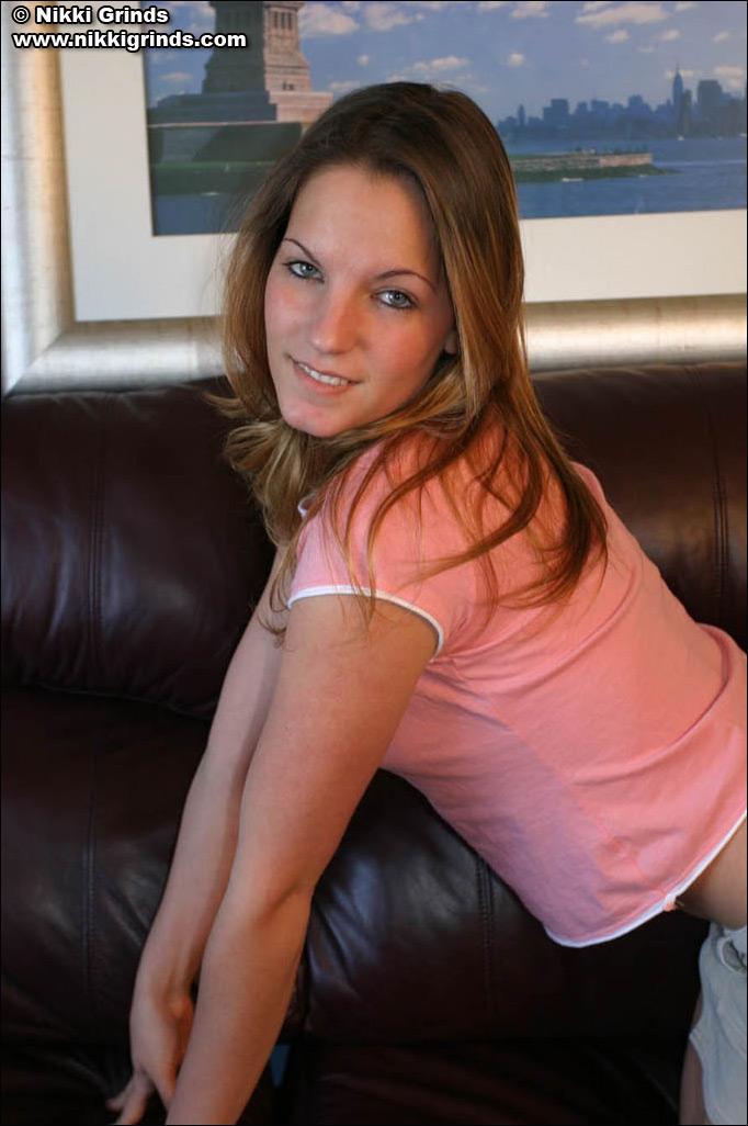 Bilder von Teen Babe Nikki Grinds blinkt ihre Titten im Wohnzimmer
 #59779609