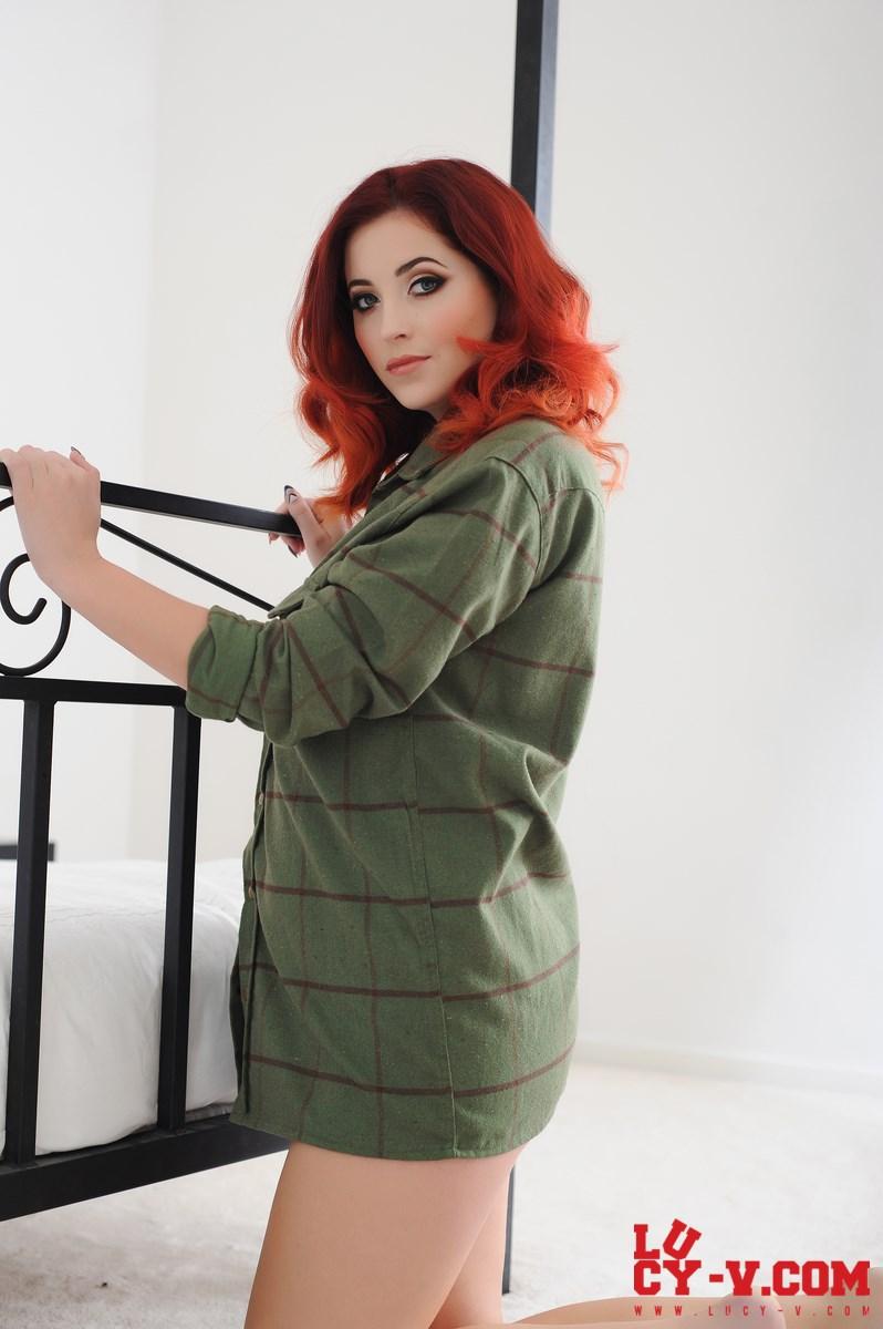 Lucy v zieht ihre grüne Jacke aus, um ihre natürlichen Brüste zu enthüllen
 #59129247