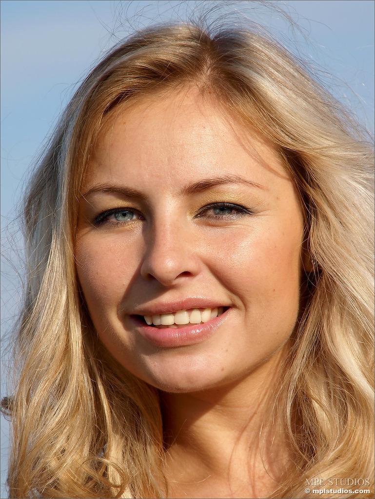 Mpl studios präsentiert angelina in "coyote crazy"
 #60633402