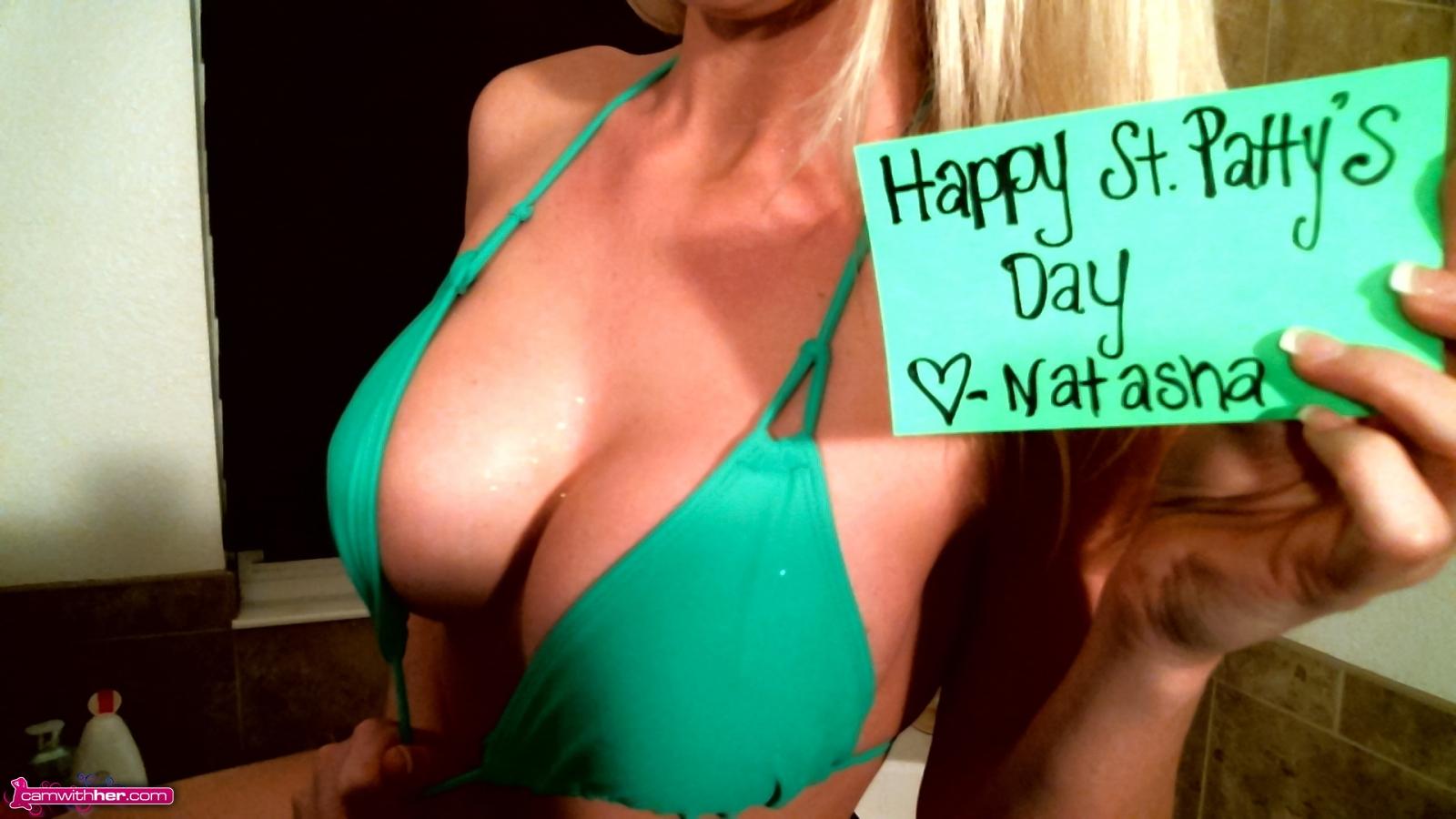 La blonde Natasha Adams pose en vert pour la Saint-Patrick.
 #59694996