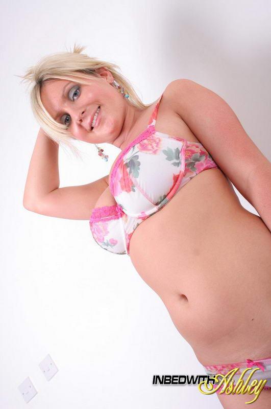 Photos d'une jeune au lit avec Ashley montrant ses superbes seins
 #54874309