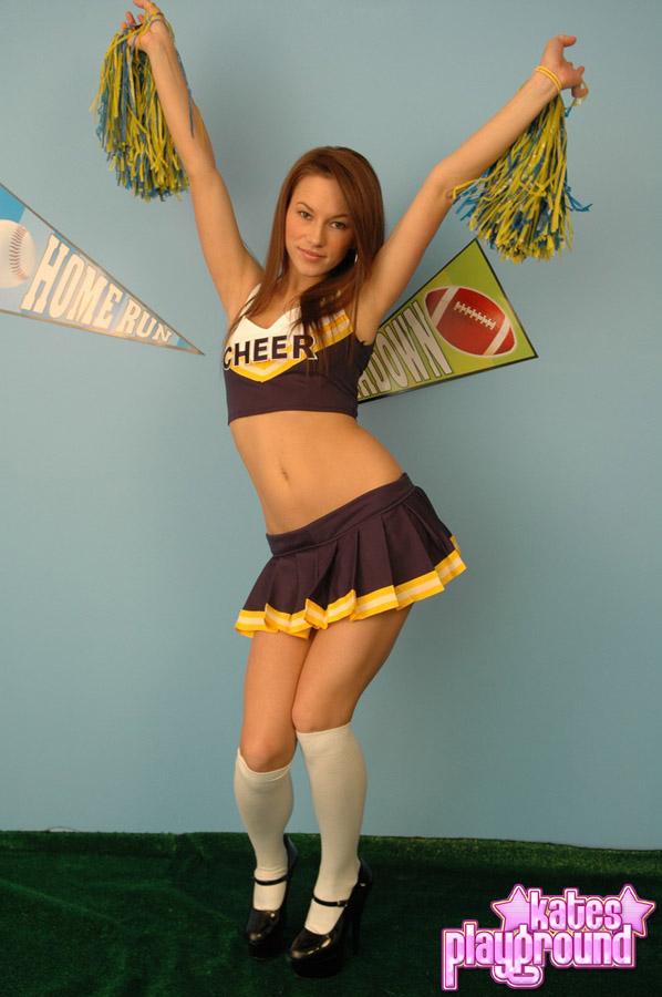 Kate verkleidet sich als Cheerleader und zieht sich aus, um das andere Team abzulenken
 #58058924
