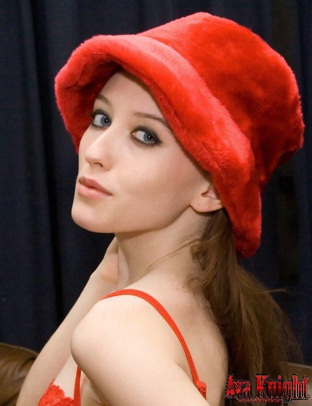 ティーンモデルのアバ・ナイトが帽子をかぶって自慰行為をしている写真
 #53381024