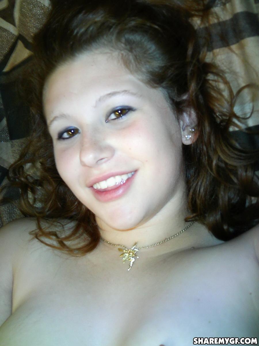 Busty bruna ragazza prende foto sexy di se stessa
 #60797589