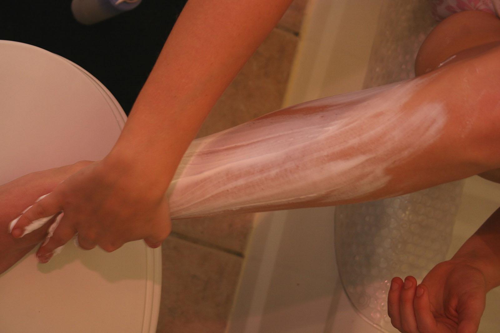 Immagini di Samantha Gauge che si depila le gambe
 #59894431