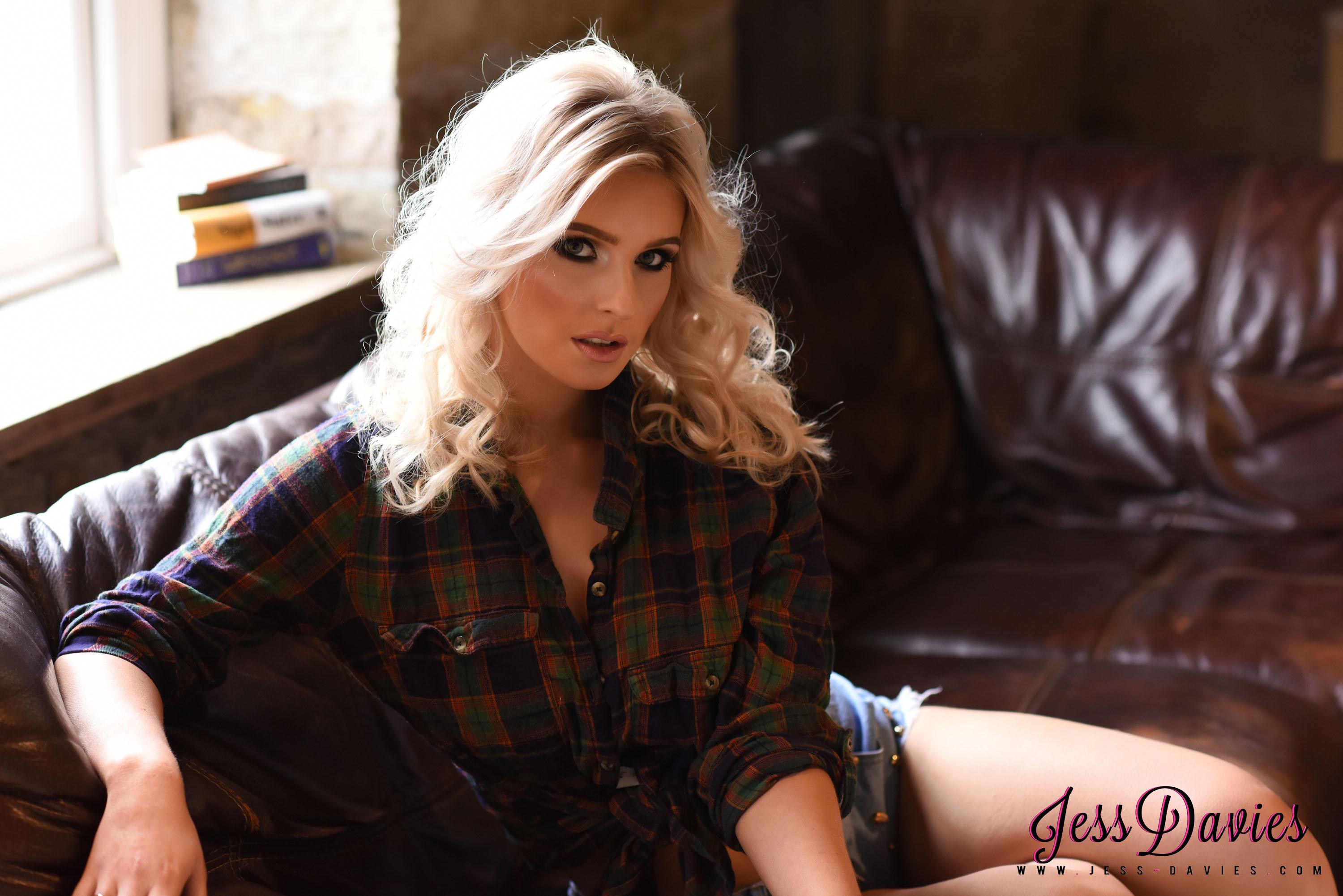 La blonde Jess Davies dévoile ses gros seins sur le canapé.
 #55381180