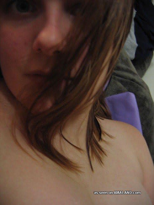 Une jeune femme amateur coquine montre ses seins et son cul.
 #60711600