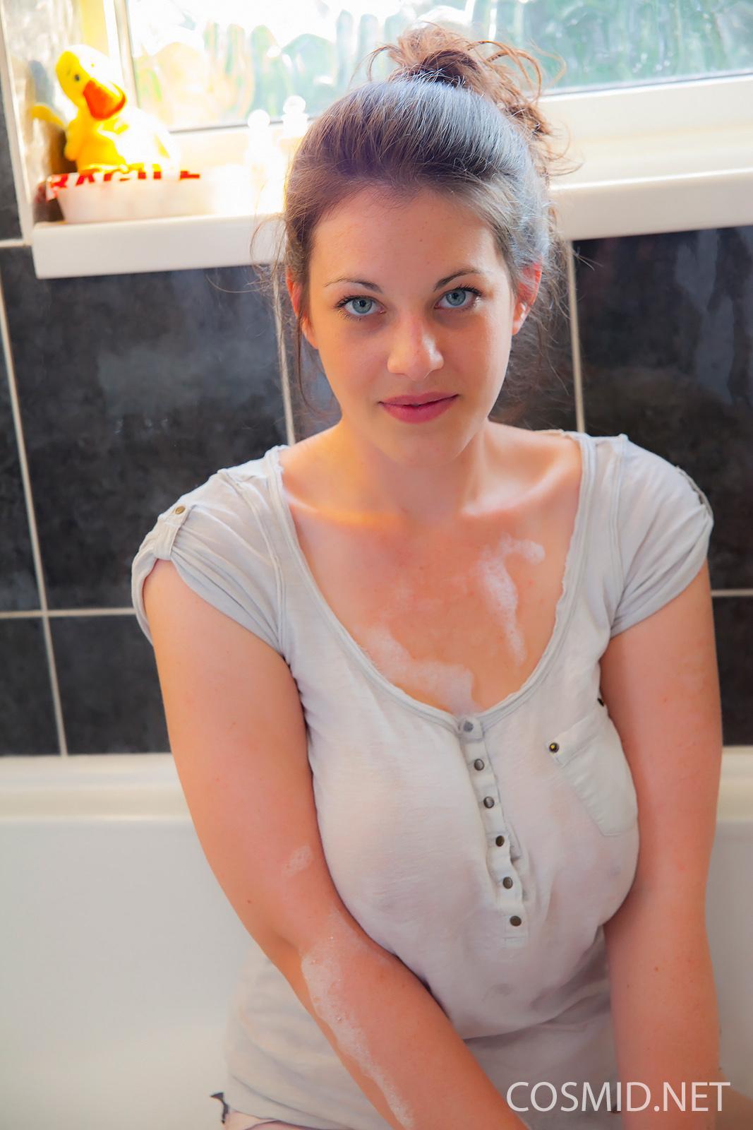 Busty babe bex bekommt ihre großen Titten ganz nass für Sie in der Badewanne
 #53441125