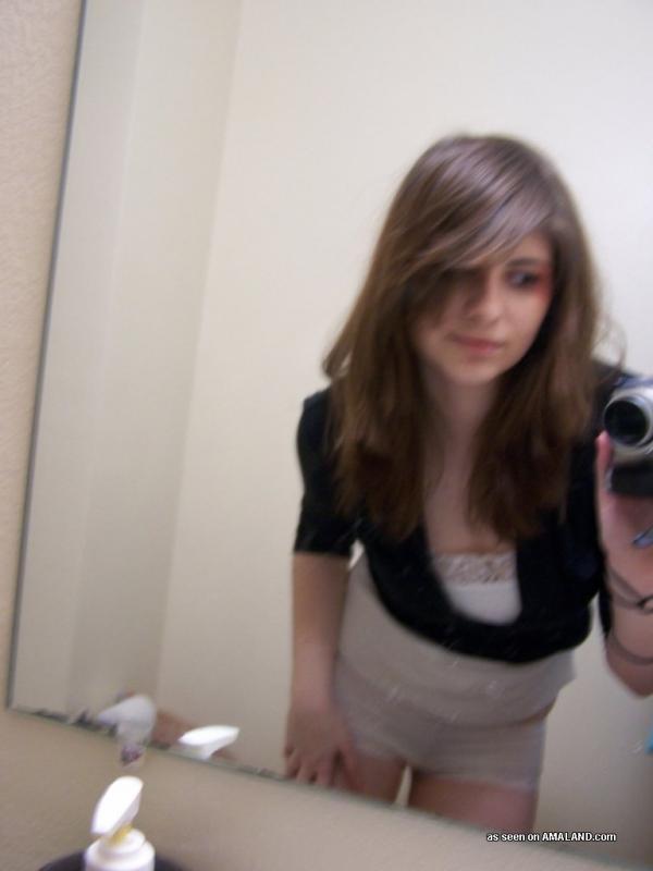 Una chica morena se hace unos selfies calientes en el baño
 #60917369
