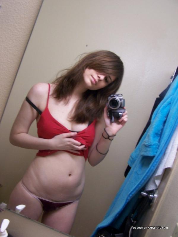Brunette cutie nimmt einige heiße Selfies im Badezimmer
 #60917408