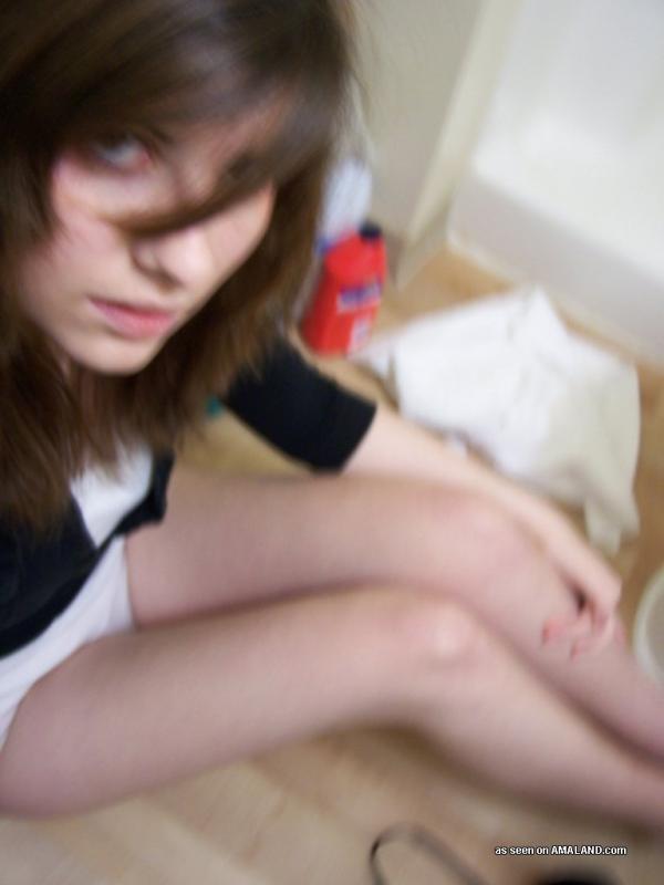 Brunette cutie nimmt einige heiße Selfies im Badezimmer
 #60917421