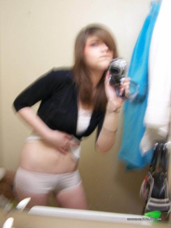 Brunette cutie nimmt einige heiße Selfies im Badezimmer
 #60917427