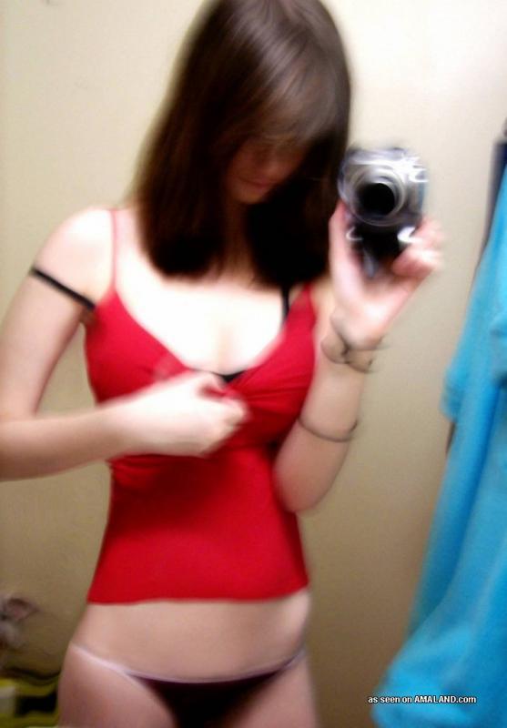 Una chica morena se hace unos selfies calientes en el baño
 #60917443