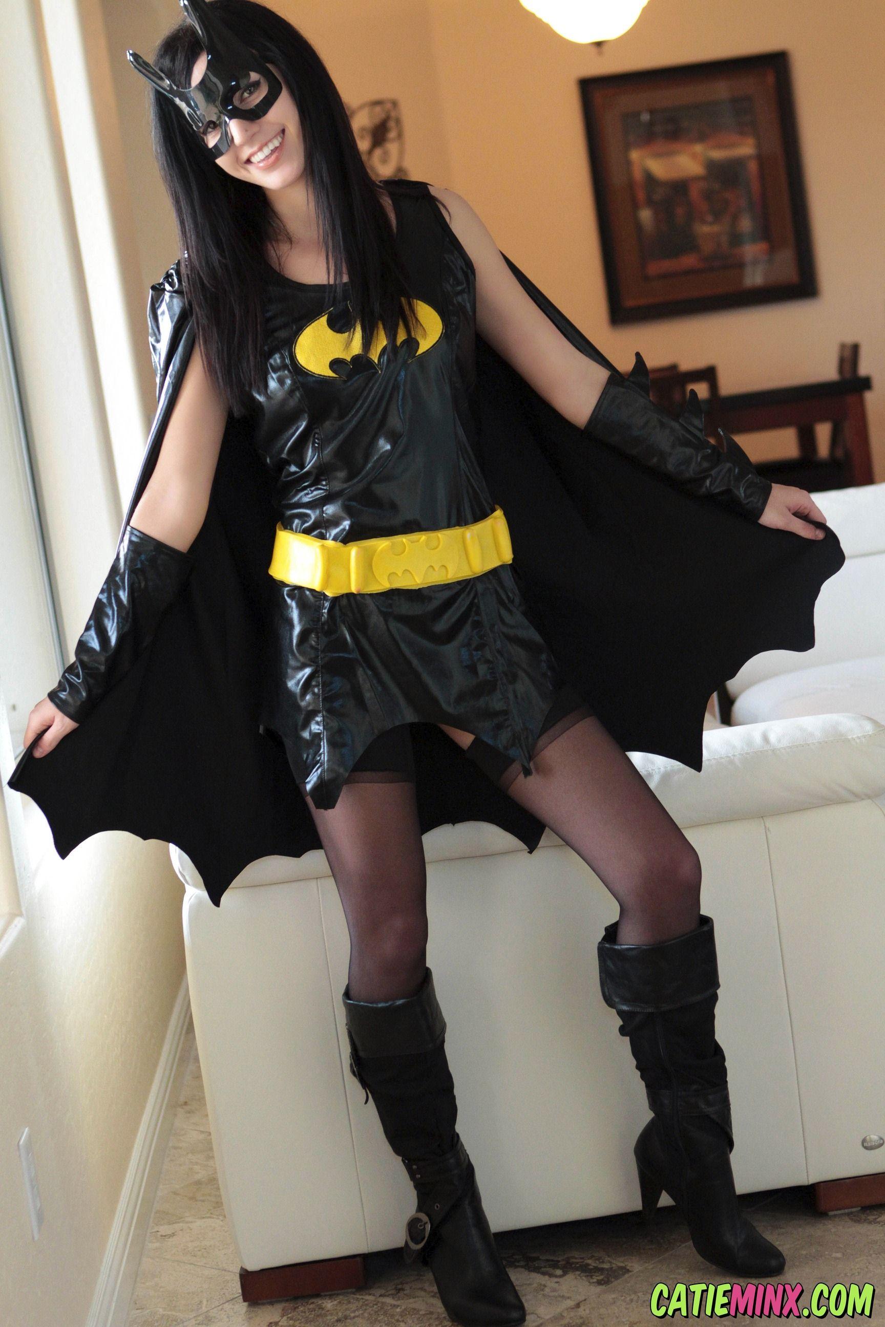 Photos de Catie Minx fêtant la sortie de The Dark Knight Rises avec style.
 #53727019