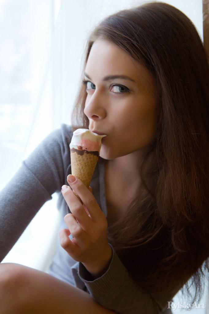 Schöne Modell kei Streifen nackt beim Essen Eis
 #58233627