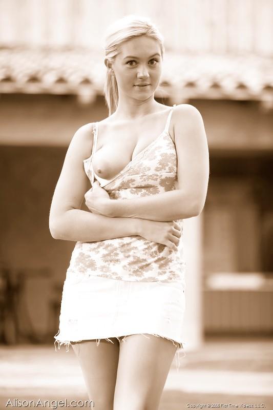 ティーンのポルノガールアリソン天使の写真は、彼女のスカートを何を示している
 #53010007
