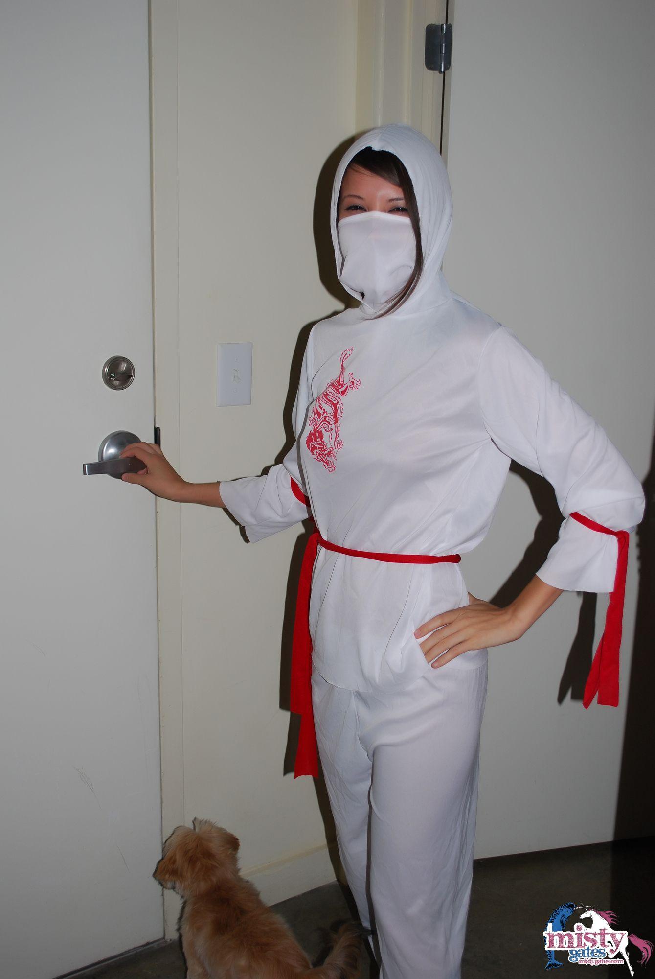 Fotos de misty gates vestida como una ninja blanca y sexy
 #59592921