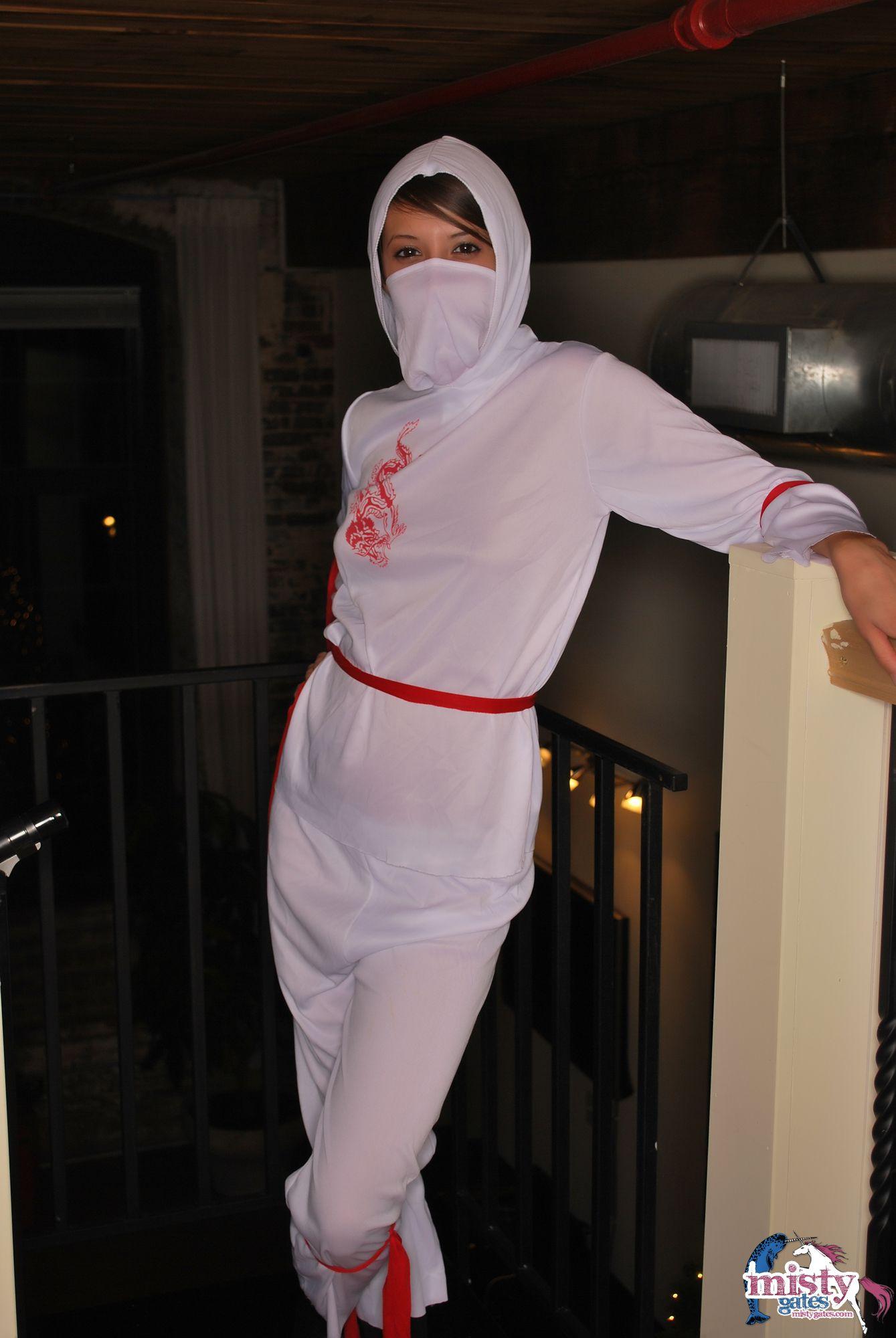 Photos de Misty Gates habillée en ninja blanc sexy
 #59592937