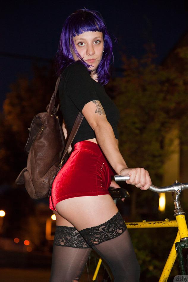 Alt girl Zelda Andover strips nude while riding her bike #60939438