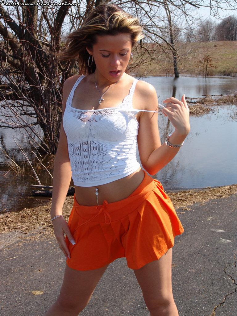 Anne dehors en jupe orange sexy
 #53229287