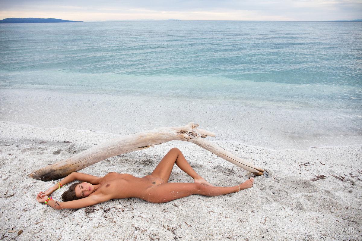 ティーンのセクシーなmasha eがビーチで裸になって脚を広げる "pebbles"
 #59430571