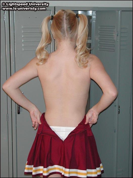 Bilder von einem blonden Cheerleader, der sich in der Umkleidekabine auszieht
 #60577598