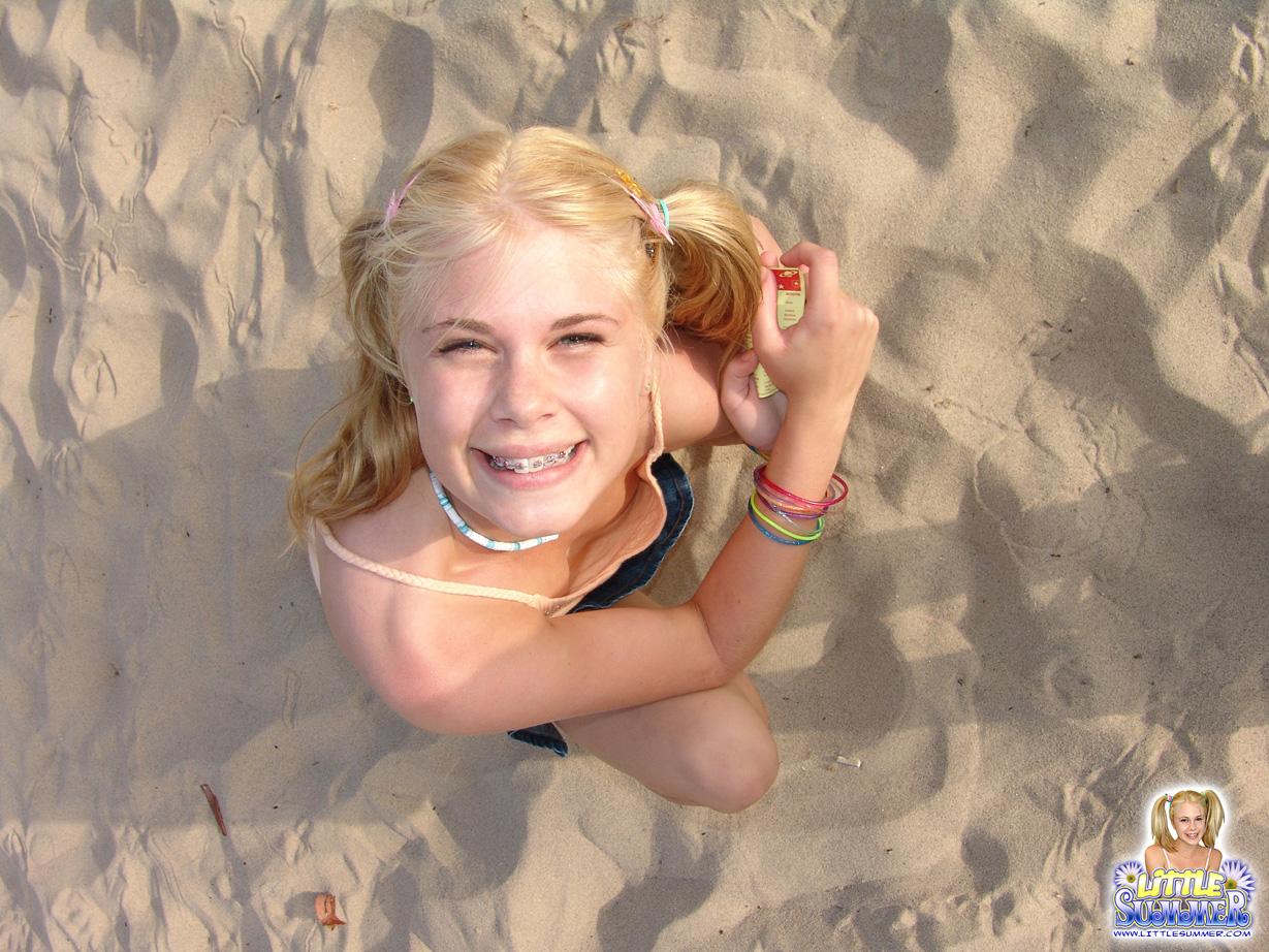 Kleiner Sommer hängt am Strand ab
 #59026161