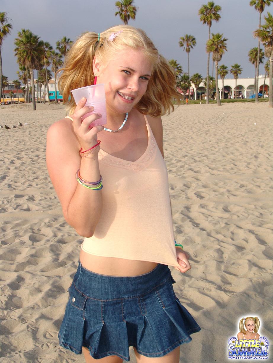 Kleiner Sommer hängt am Strand ab
 #59026237