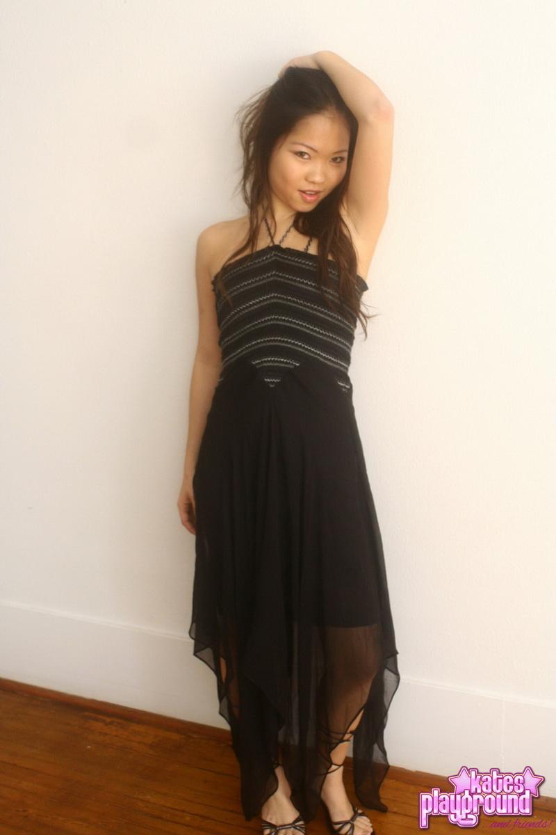 La modelo asiática grace se burla en su vestido negro y tacones
 #54585569