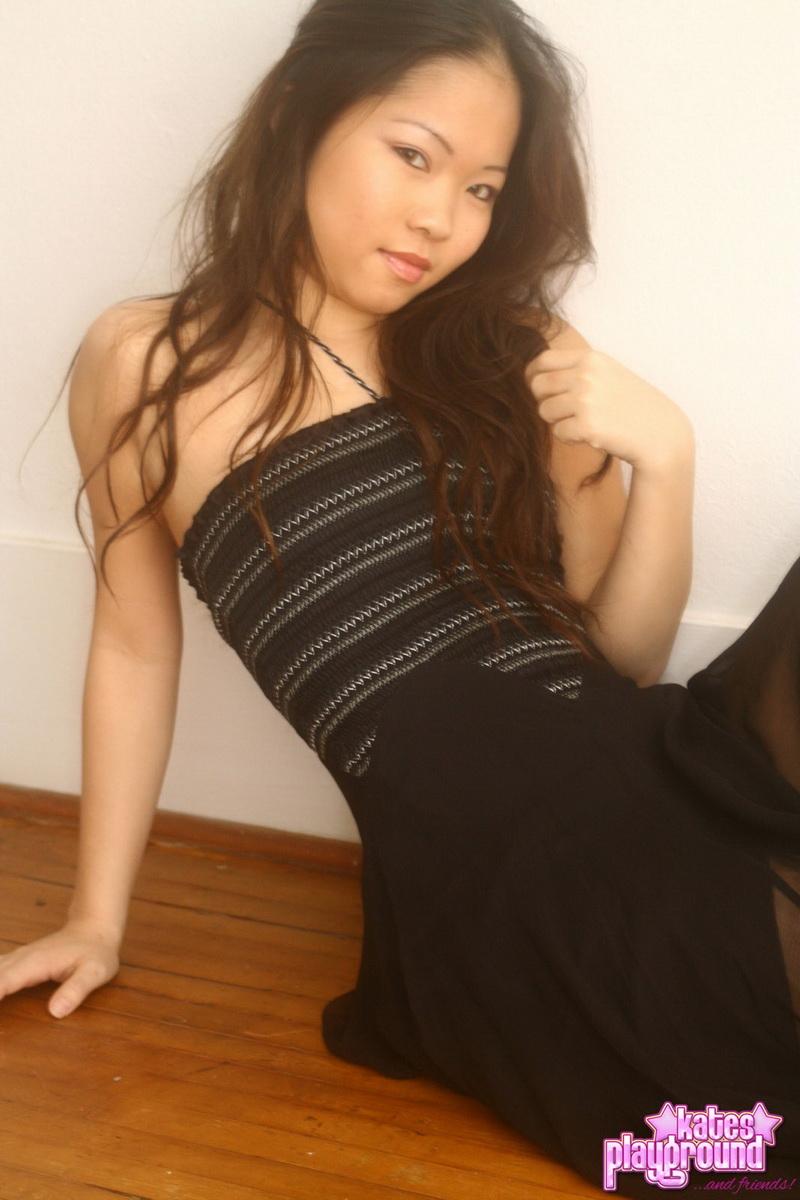 La modelo asiática grace se burla en su vestido negro y tacones
 #54585604