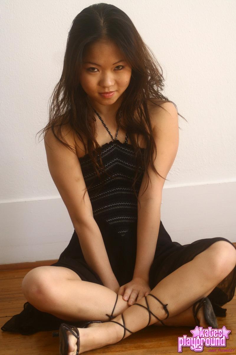 La modelo asiática grace se burla en su vestido negro y tacones
 #54586178