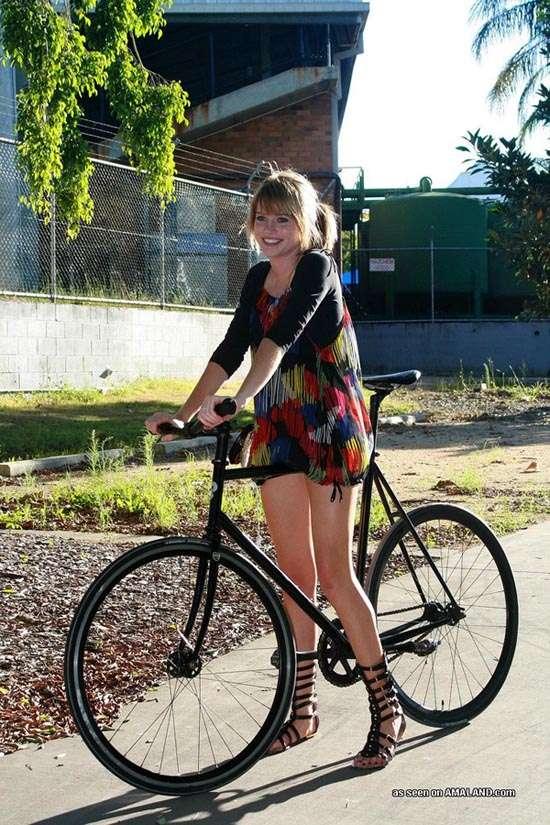 Galería de chicas amateurs sexy montando en bicicleta
 #60657792