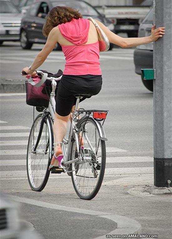 自転車に乗っているセクシーな素人女性のギャラリー
 #60657820