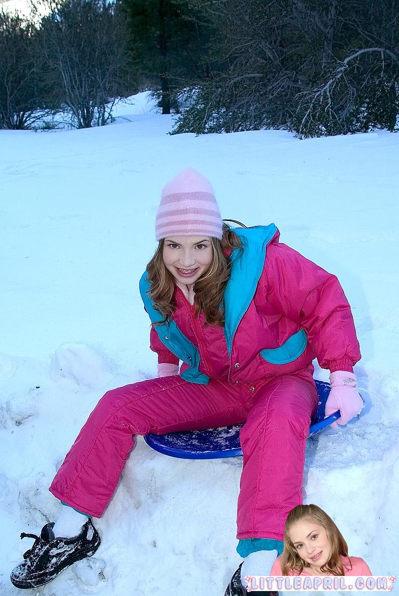 Photos de la petite April se réchauffant par une journée froide
 #58993661