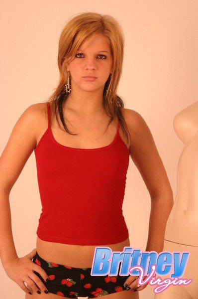 Fotos de la joven britney virgin burlándose de un maniquí
 #53531959