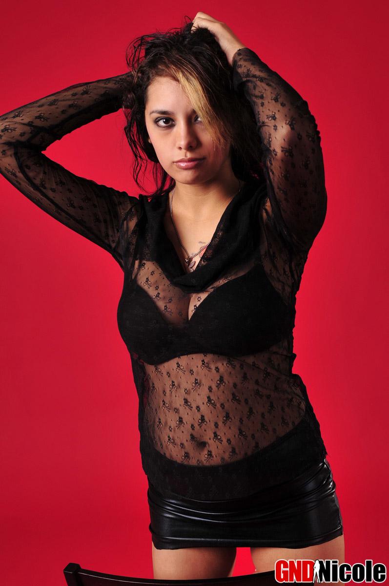 Nicole se burla de sus grandes tetas en un sexy sujetador negro con un top transparente sobre ellas
 #54557450