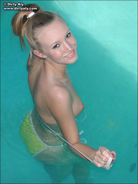 汚れたアリーの写真は、水泳のために行く
 #54074498